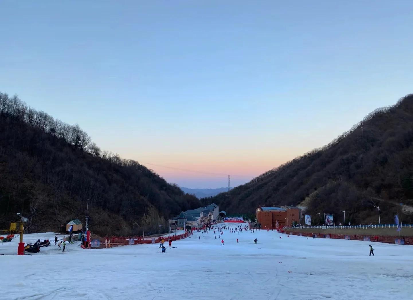 关于冬季雪域滑雪王者争霸，雪地上的速度与耐力的信息
